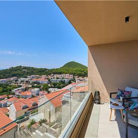 2 Bedroom apartment sea view and private parking in the garage